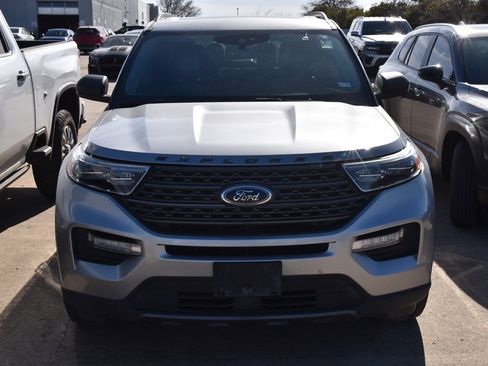 Used 2021 Ford Explorer XLT w/ Equipment Group 202A image 3
