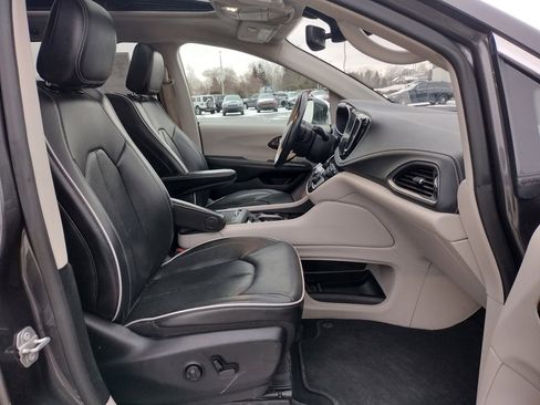 Used 2021 Chrysler Pacifica Limited w/ Uconnect Theater Family Group image 13
