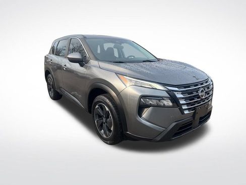 Used 2024 Nissan Rogue SV image 3