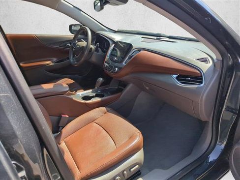Used 2018 Chevrolet Malibu LT w/ Leather Package FWD image 22