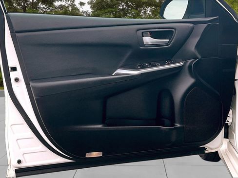 Used 2017 Toyota Camry image 18