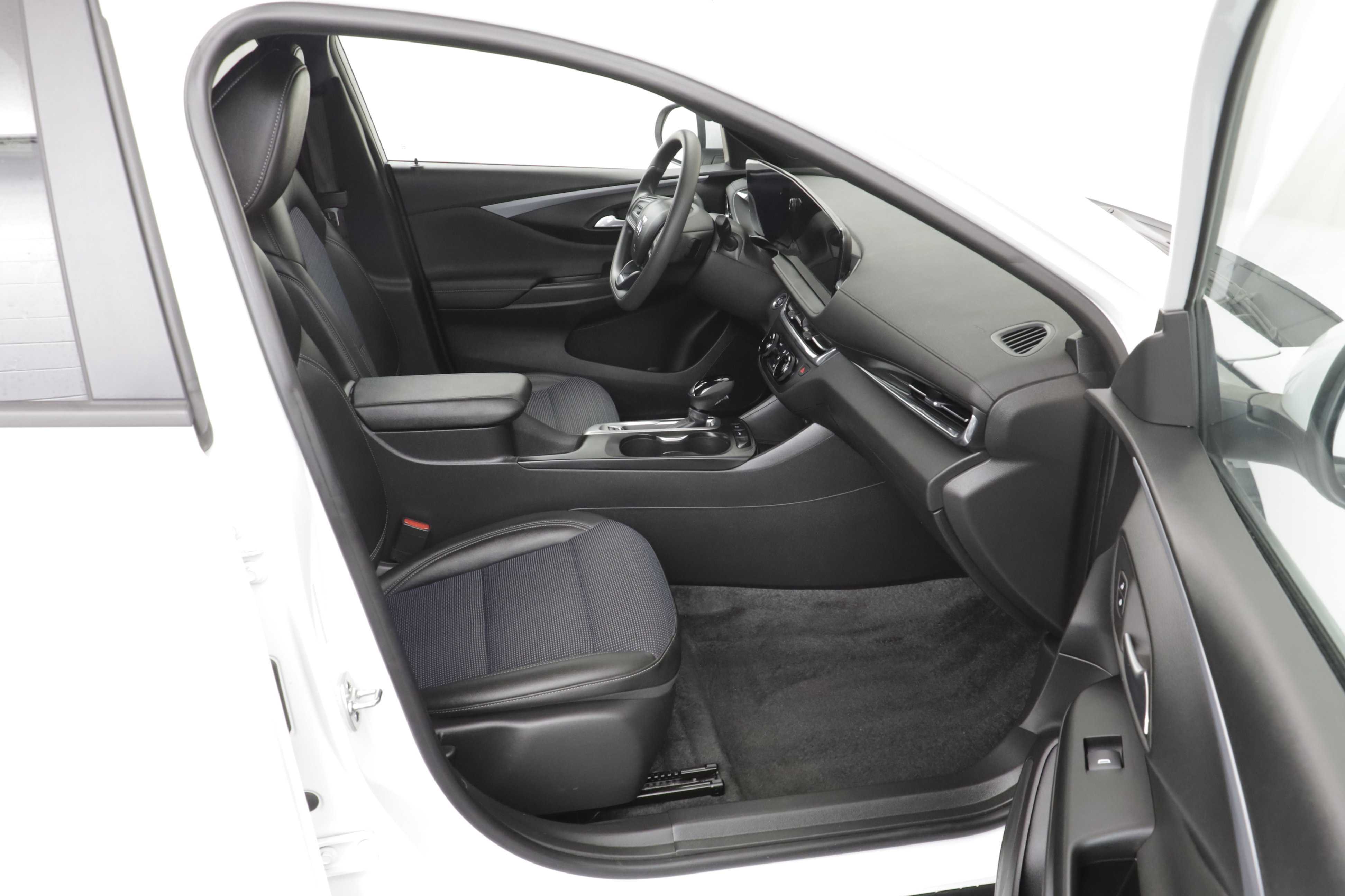 Used 2025 Buick Envista Preferred FWD image 19