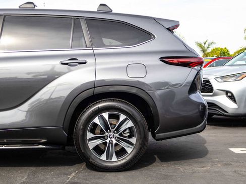 Used 2024 Toyota Highlander XLE image 7