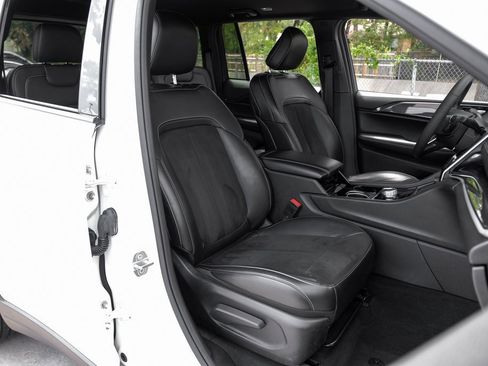 Used 2023 Jeep Grand Cherokee Altitude image 44