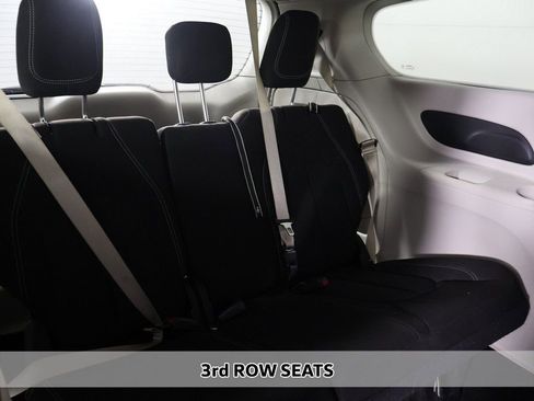 Used 2023 Chrysler Voyager LX image 5