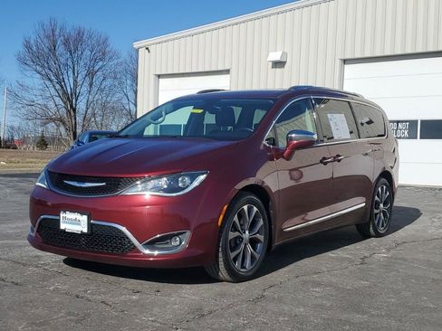Used 2018 Chrysler Pacifica Limited image 3