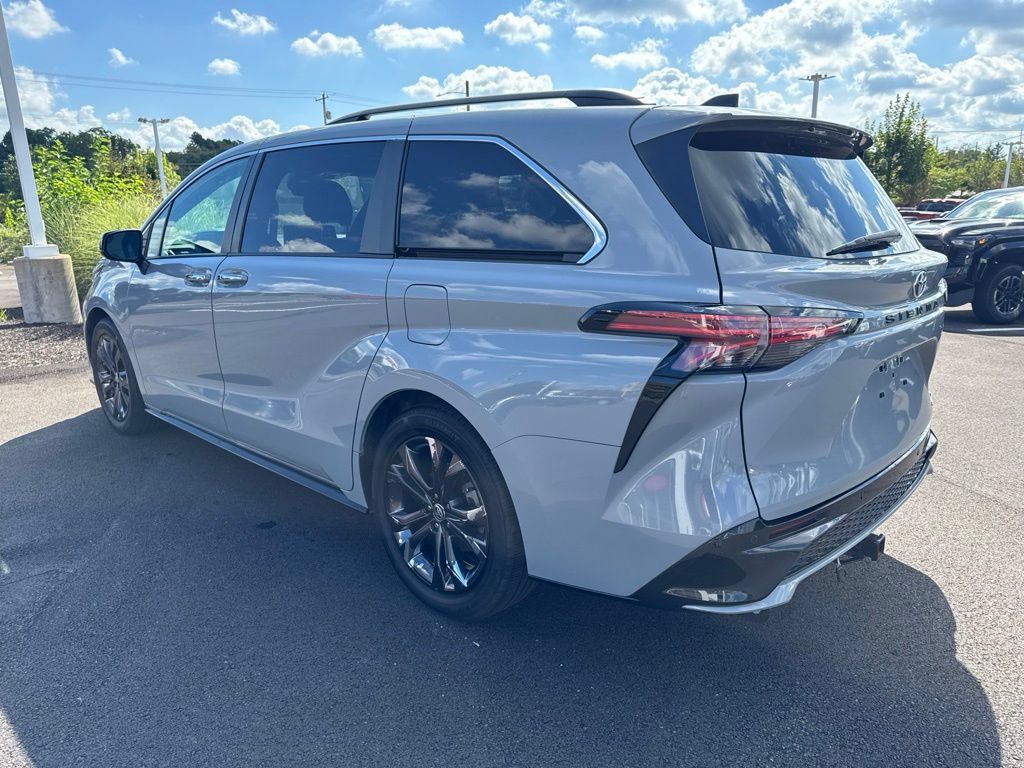 Certified 2023 Toyota Sienna XSE FWD image 5