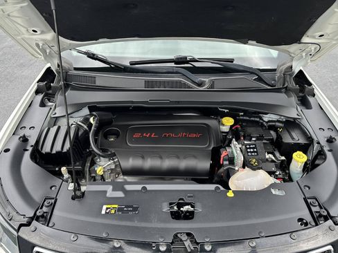 Used 2018 Jeep Compass Latitude w/ Popular Equipment Group FWD image 18