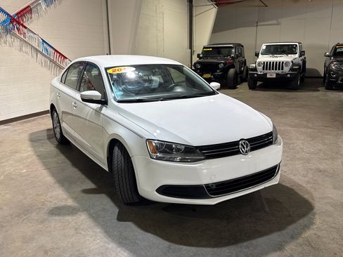 Used 2013 Volkswagen Jetta SE FWD image 3