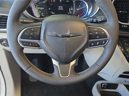 Used 2024 Chrysler Pacifica Select image 27