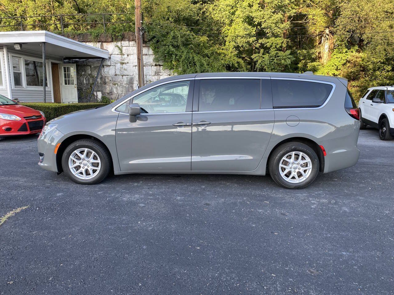 Used 2020 Chrysler Pacifica Touring FWD image 2