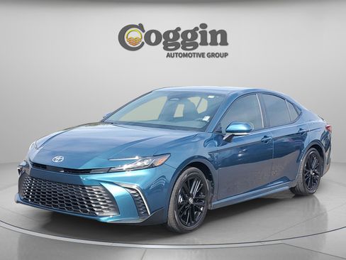 Used 2025 Toyota Camry SE image 2