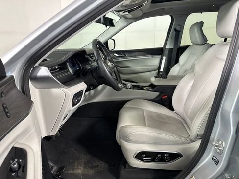 Used 2022 Jeep Grand Cherokee Overland w/ Advanced Protech Group III image 11