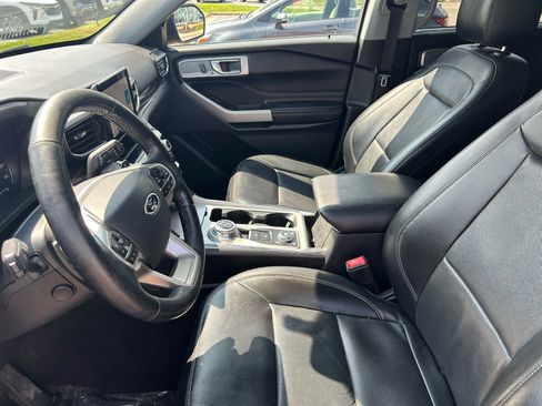 Used 2021 Ford Explorer Limited w/ Equipment Group 301A AWD/4WD image 9