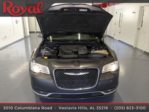 Used 2018 Chrysler 300 Limited image 22