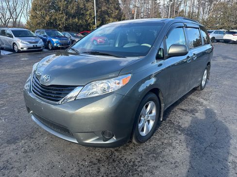 Used 2014 Toyota Sienna LE image 7