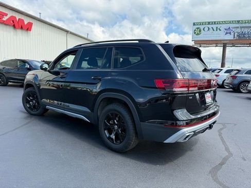 Used 2025 Volkswagen Atlas Peak Edition SE image 5