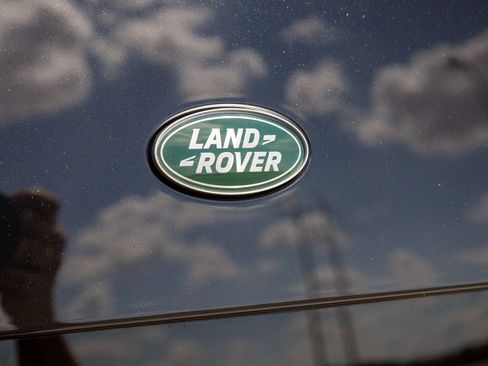 Used 2023 Land Rover Defender 110 V8 AWD/4WD image 32