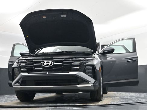 Certified 2025 Hyundai Tucson SE image 30