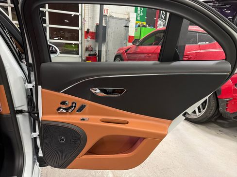 Used 2024 Bentley Flying Spur V8 image 31