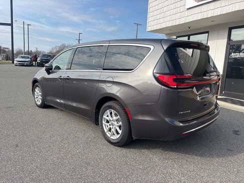 Used 2023 Chrysler Pacifica Touring-L image 5
