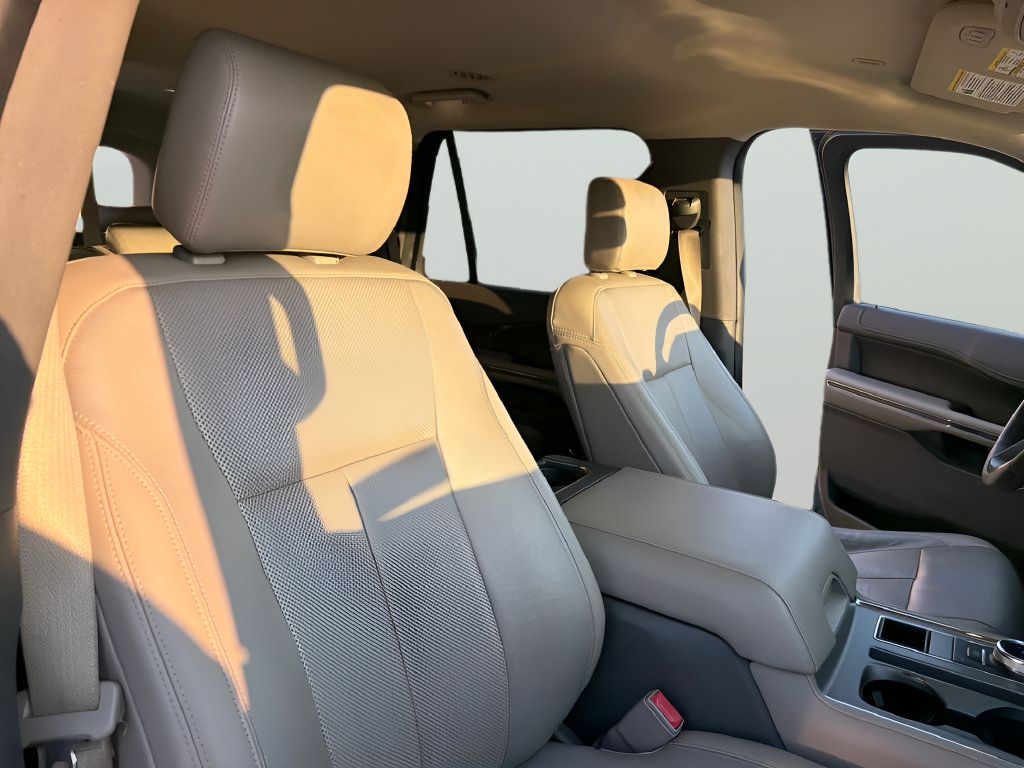 Used 2018 Ford Expedition XLT w/ Equipment Group 202A RWD image 39