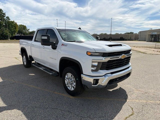 Used 2025 Chevrolet Silverado 2500 LT AWD/4WD image 3