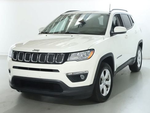Used 2017 Jeep Compass Latitude w/ Popular Equipment Group AWD/4WD image 3