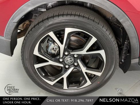 Used 2019 Toyota C-HR Limited FWD image 11