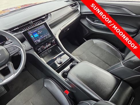 Used 2023 Jeep Grand Cherokee Altitude image 12