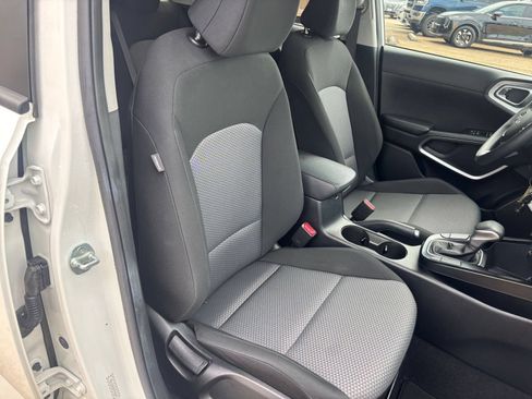 Used 2025 Kia Soul LX w/ LX Technology Package FWD image 34