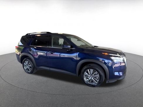 Used 2025 Nissan Pathfinder SV image 2
