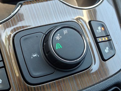 Used 2023 GMC Acadia SLE w/ Driver Convenience Package FWD image 25