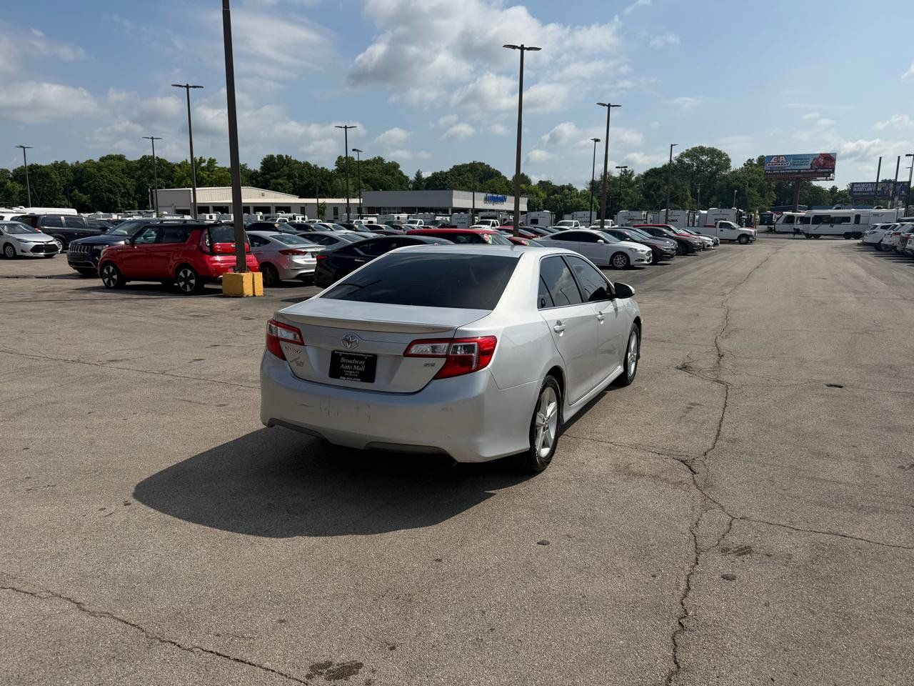 Used 2014 Toyota Camry SE w/ Fleet Convenience Package FWD image 3
