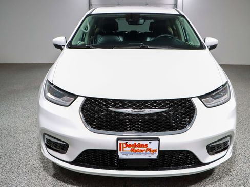 Used 2023 Chrysler Pacifica Touring-L FWD image 4