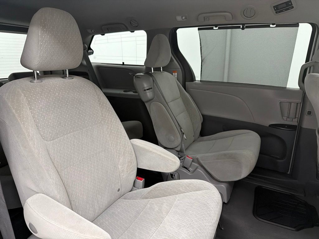 Used 2019 Toyota Sienna LE FWD image 29