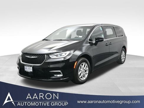 New 2026 Chrysler Pacifica Select image 1