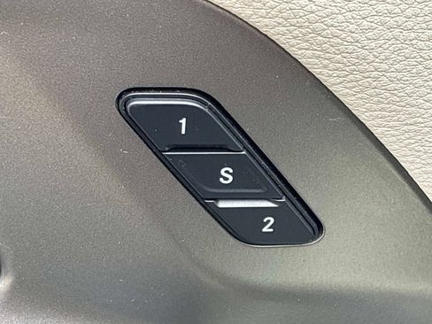Used 2023 Chrysler Pacifica Touring-L FWD image 28