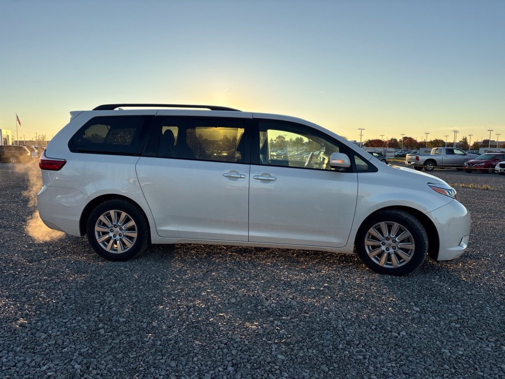 Used 2017 Toyota Sienna Limited Premium w/ Advanced Technology Package FWD image 13