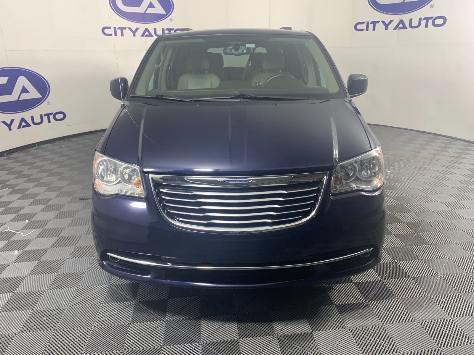 Used 2015 Chrysler Town & Country Touring w/ Trailer Tow Group FWD image 9