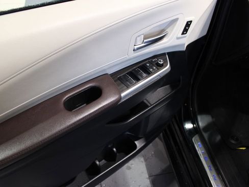 Used 2024 Toyota Sienna Platinum image 29