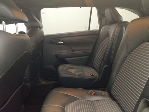 Used 2021 Toyota Highlander XSE FWD image 18
