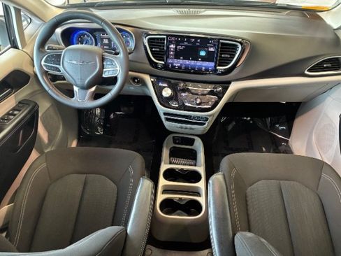 Used 2022 Chrysler Voyager LX FWD image 3