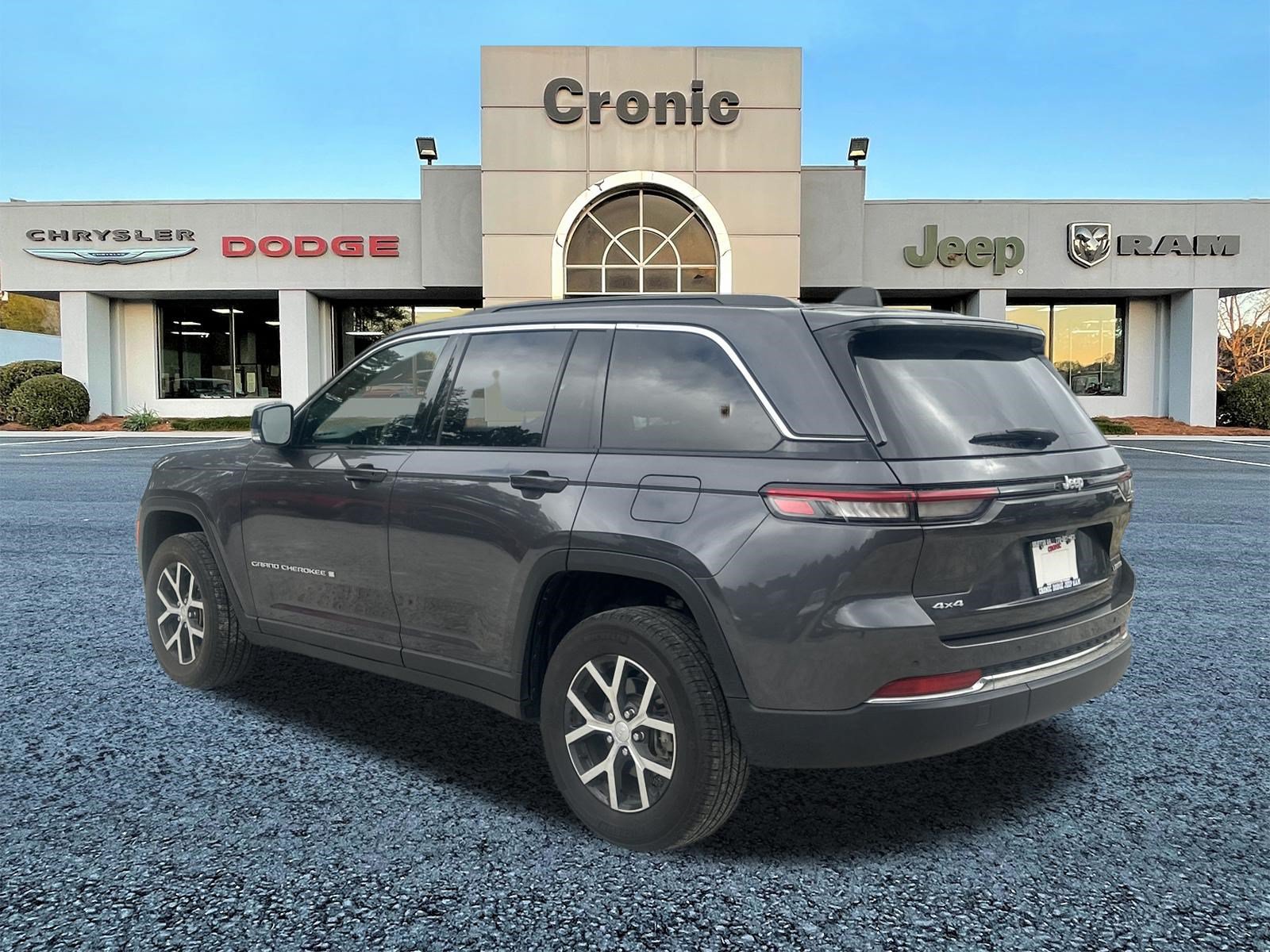 Used 2024 Jeep Grand Cherokee Limited w/ Trailer Tow Package AWD/4WD image 5