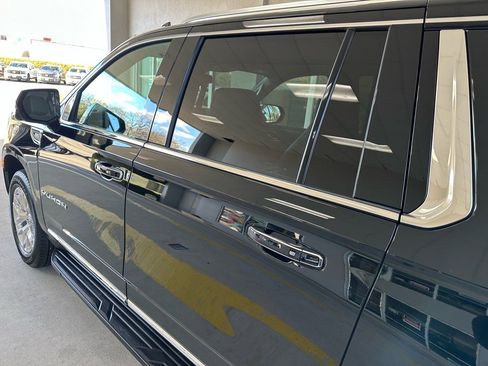 Used 2024 GMC Yukon XL SLT w/ SLT Luxury Package image 12