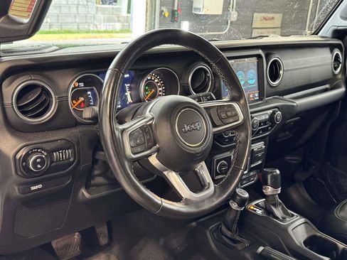 Certified 2020 Jeep Gladiator Overland AWD/4WD image 9