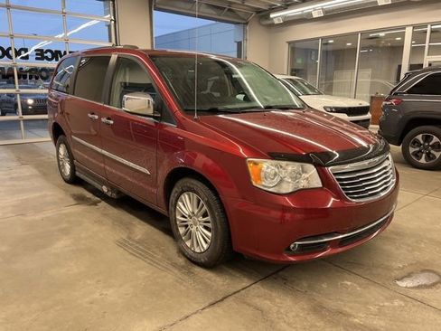 Used 2014 Chrysler Town & Country Limited w/ Luxury Group image 3