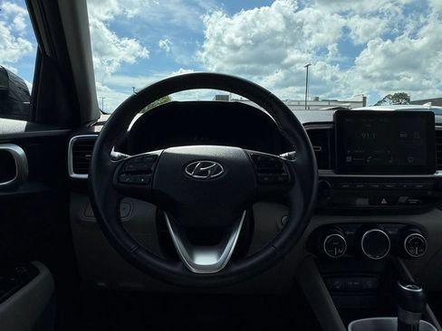 Used 2022 Hyundai Venue Limited FWD image 12