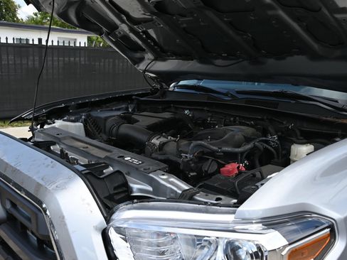 Used 2019 Toyota Tacoma SR5 RWD image 17