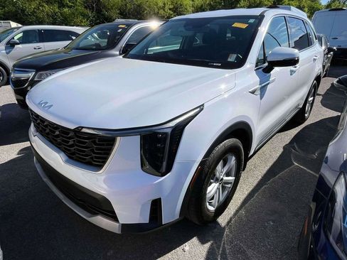 Used 2025 Kia Sorento LX FWD image 4